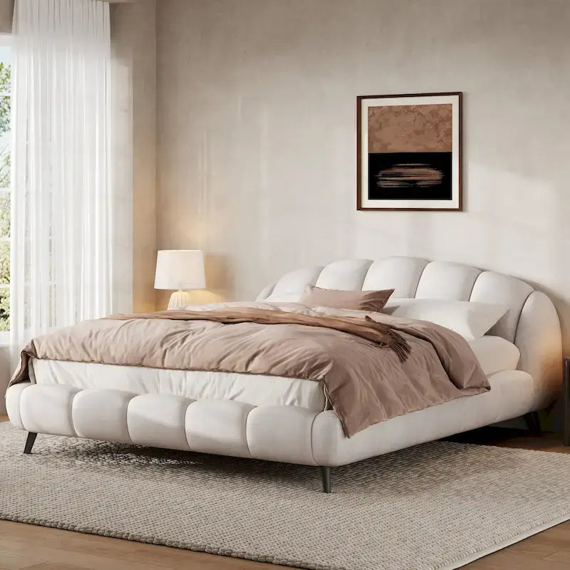 Lit plateforme King Size rembourré en forme de coquille avec tête de lit courbée en chenille beige