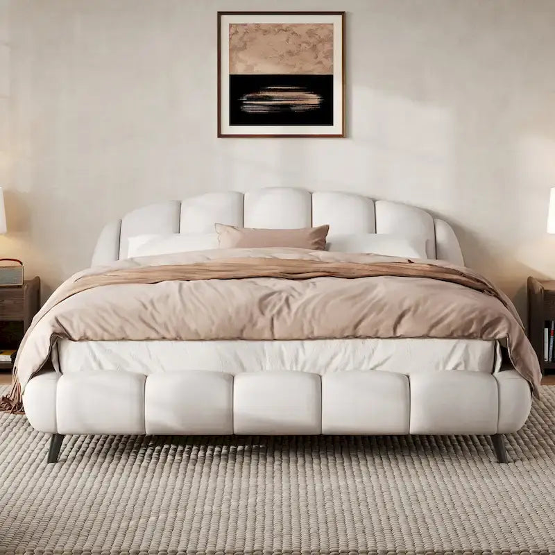 Lit plateforme King Size rembourré en forme de coquille avec tête de lit courbée en chenille beige