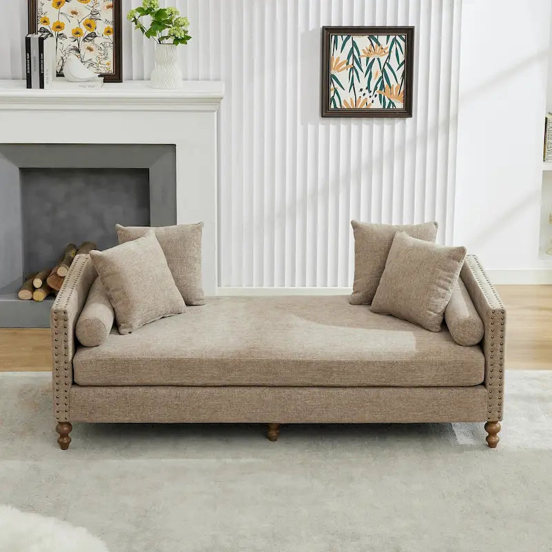 Chaise longue taupe en chenille avec garniture cloutée et pieds en noyer