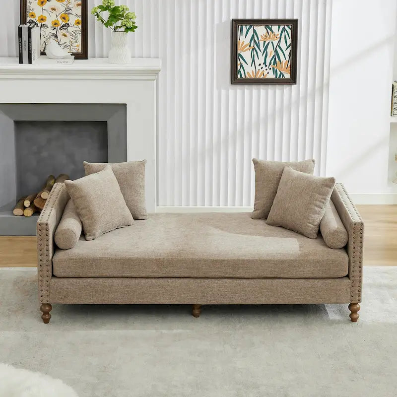 Chaise longue taupe en chenille avec garniture cloutée et pieds en noyer