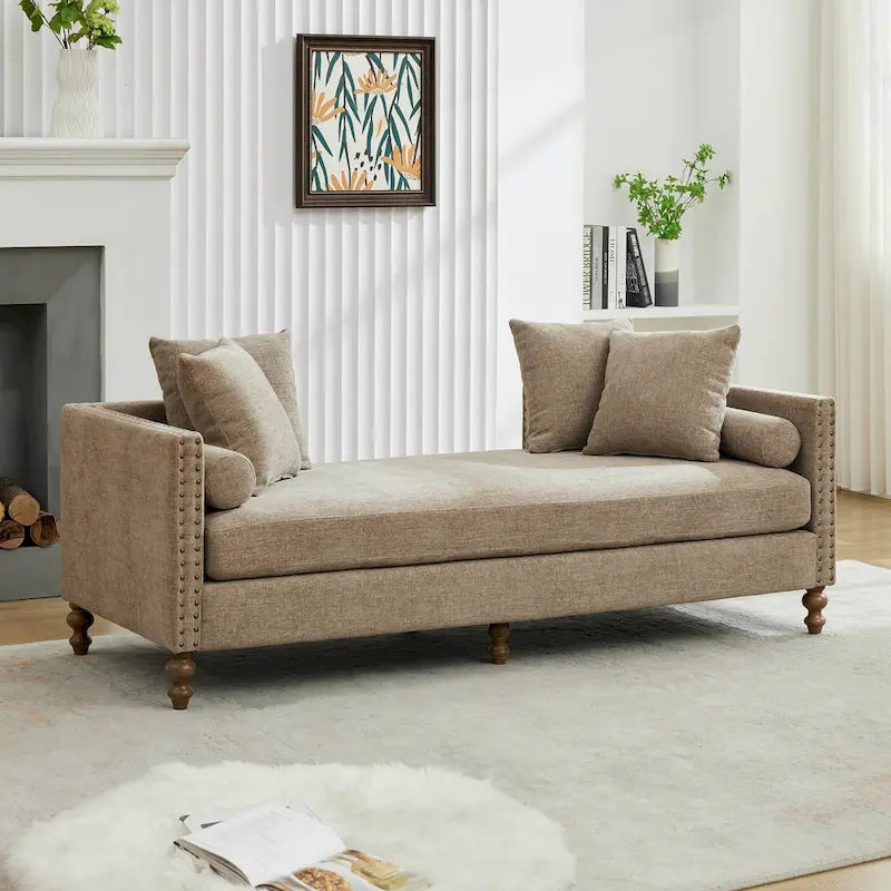 Chaise longue taupe en chenille avec garniture cloutée et pieds en noyer