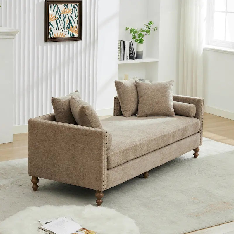 Chaise longue taupe en chenille avec garniture cloutée et pieds en noyer