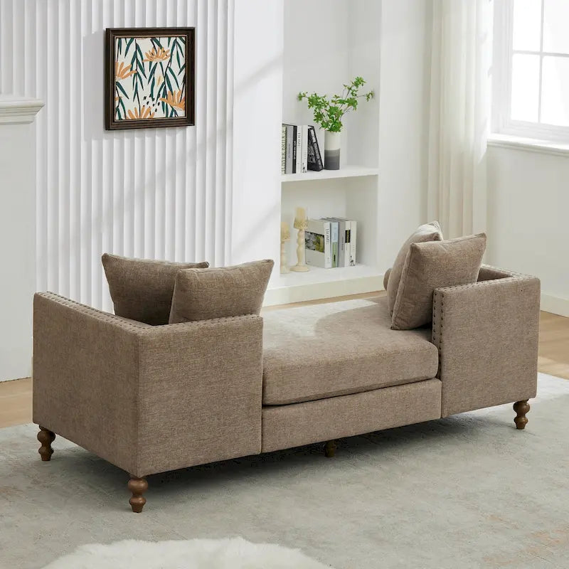 Chaise longue taupe en chenille avec garniture cloutée et pieds en noyer
