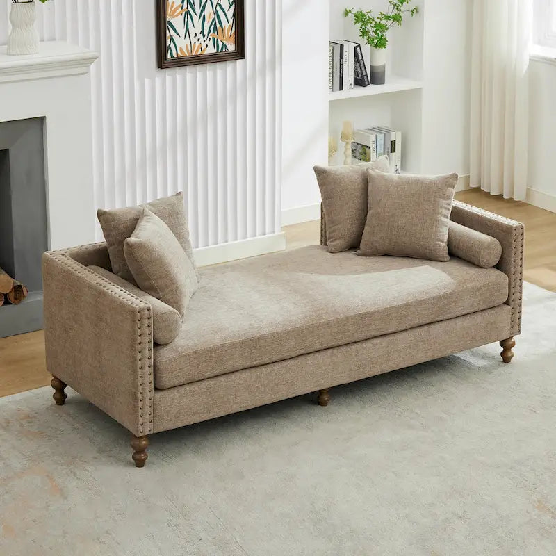 Chaise longue taupe en chenille avec garniture cloutée et pieds en noyer