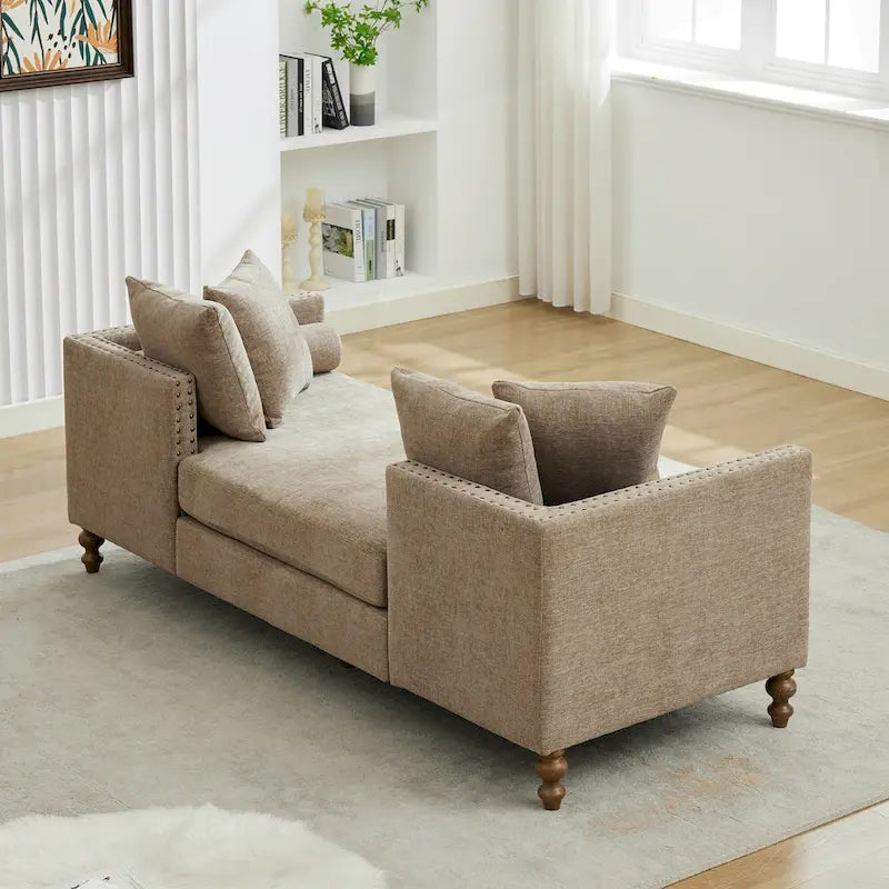 Chaise longue taupe en chenille avec garniture cloutée et pieds en noyer