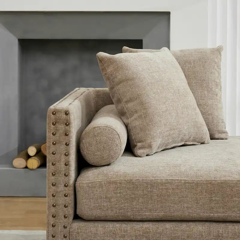 Chaise longue taupe en chenille avec garniture cloutée et pieds en noyer