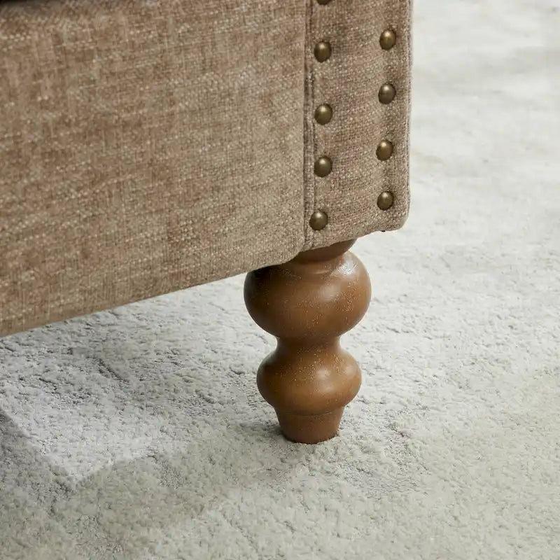 Chaise longue taupe en chenille avec garniture cloutée et pieds en noyer