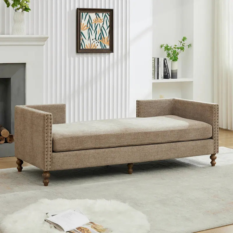 Chaise longue taupe en chenille avec garniture cloutée et pieds en noyer