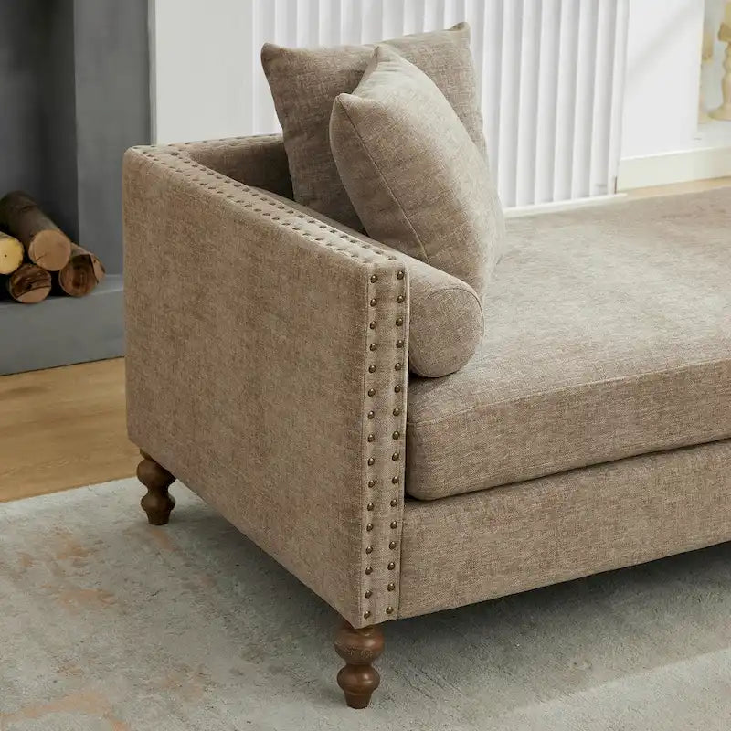 Chaise longue taupe en chenille avec garniture cloutée et pieds en noyer