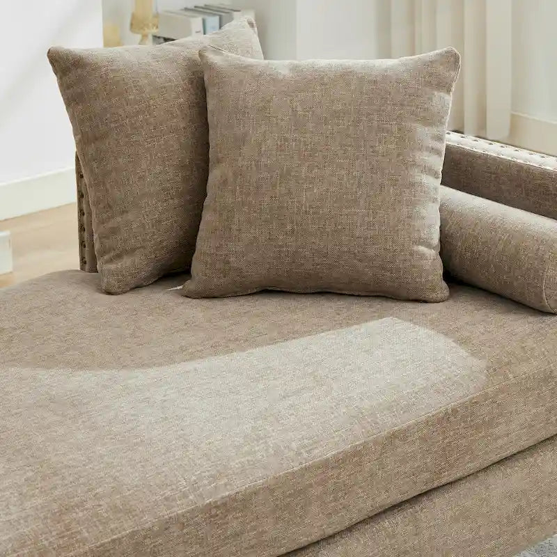 Chaise longue taupe en chenille avec garniture cloutée et pieds en noyer