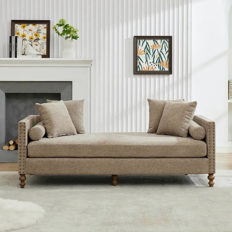 Chaise longue taupe en chenille avec garniture cloutée et pieds en noyer