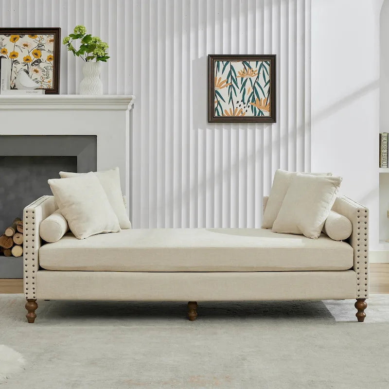 Chaise longue taupe en chenille avec garniture cloutée et pieds en noyer