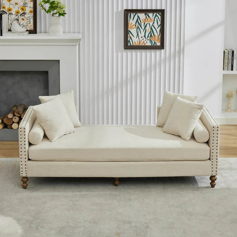 Chaise longue taupe en chenille avec garniture cloutée et pieds en noyer