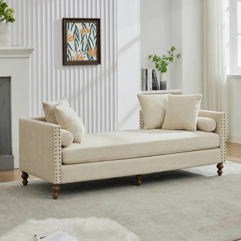 Chaise longue taupe en chenille avec garniture cloutée et pieds en noyer