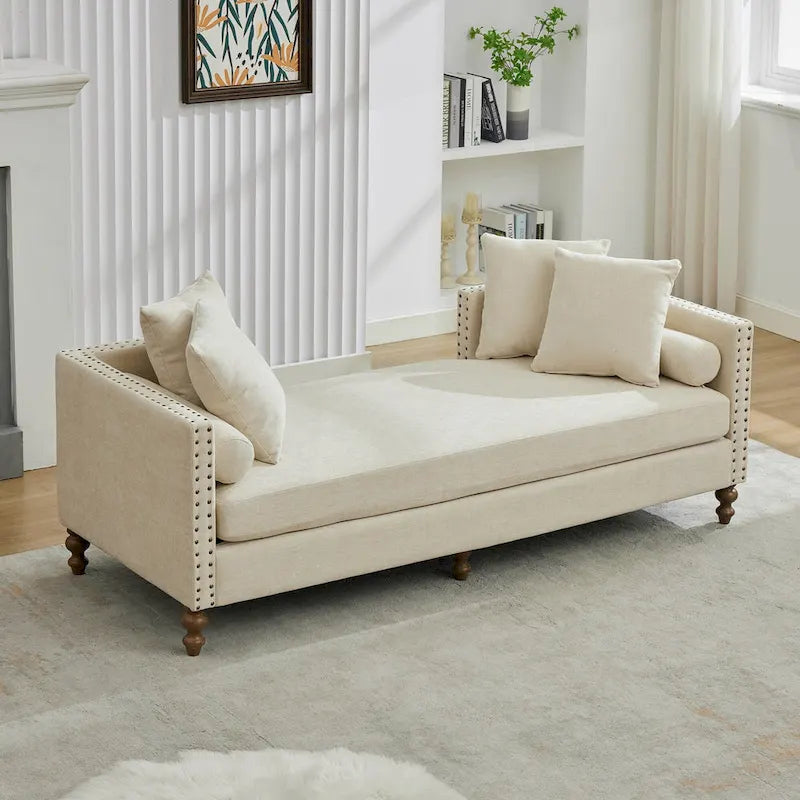 Chaise longue taupe en chenille avec garniture cloutée et pieds en noyer