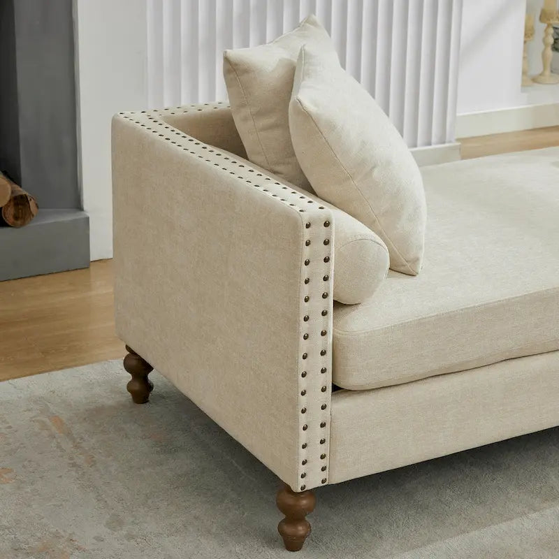 Chaise longue taupe en chenille avec garniture cloutée et pieds en noyer