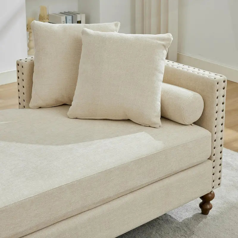 Chaise longue taupe en chenille avec garniture cloutée et pieds en noyer