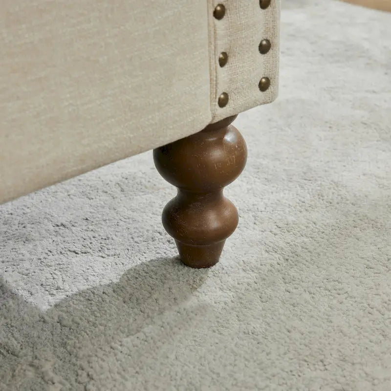 Chaise longue taupe en chenille avec garniture cloutée et pieds en noyer