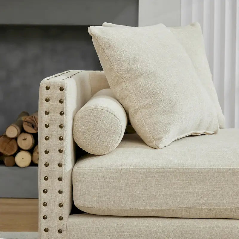 Chaise longue taupe en chenille avec garniture cloutée et pieds en noyer