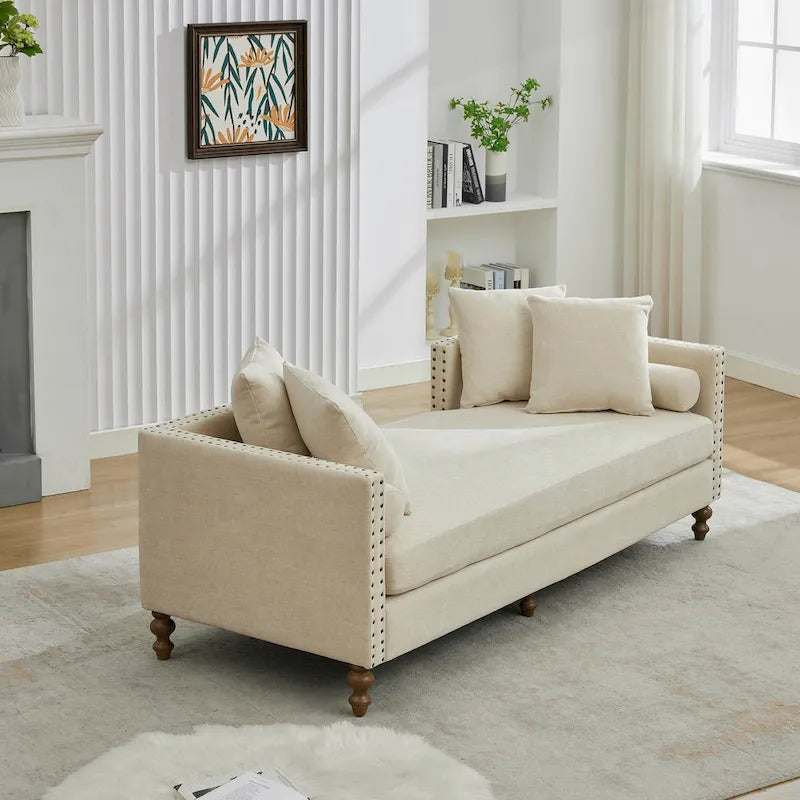 Chaise longue taupe en chenille avec garniture cloutée et pieds en noyer