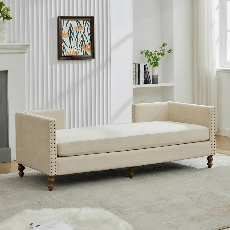 Chaise longue taupe en chenille avec garniture cloutée et pieds en noyer