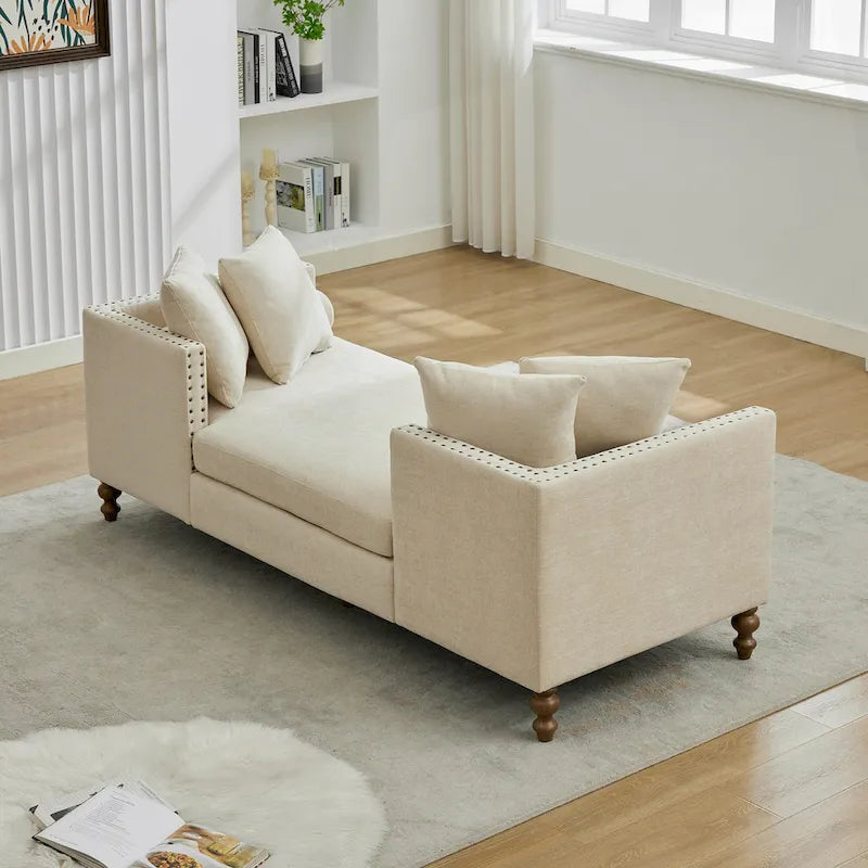 Chaise longue taupe en chenille avec garniture cloutée et pieds en noyer