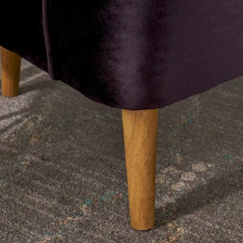 Fauteuil club moderne en velours avec pieds en bois de noyer