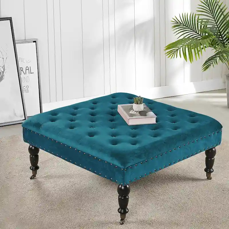 Ottoman de table basse capitonné avec garniture cloutée et roulettes