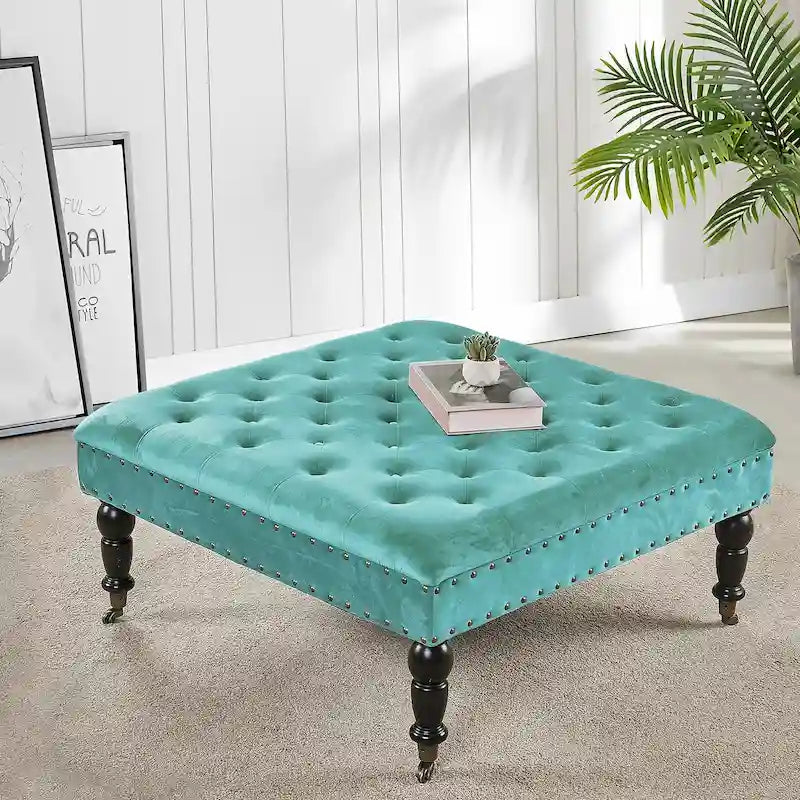 Ottoman de table basse capitonné avec garniture cloutée et roulettes