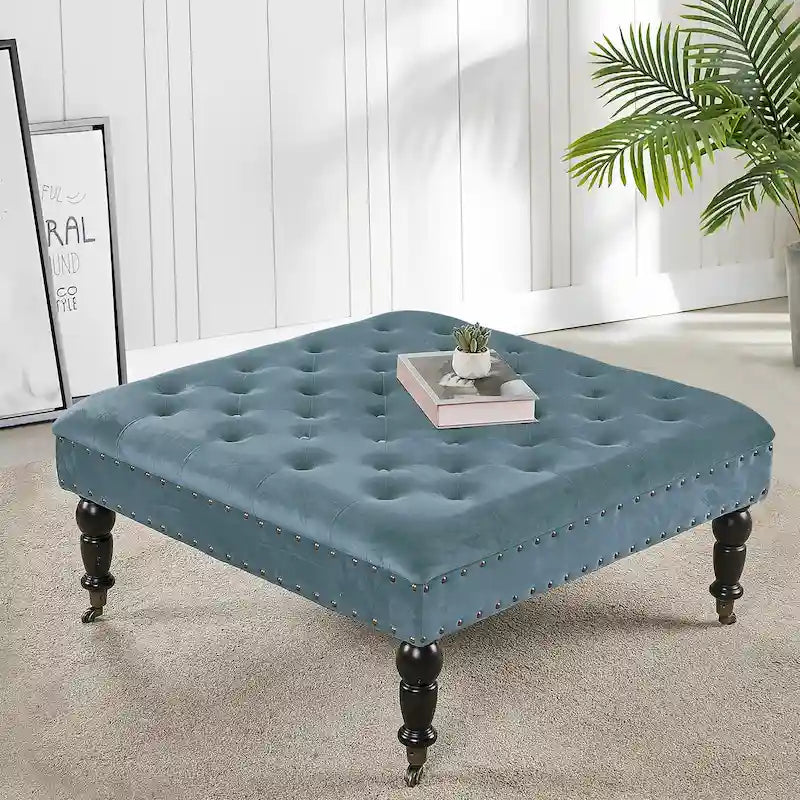 Ottoman de table basse capitonné avec garniture cloutée et roulettes