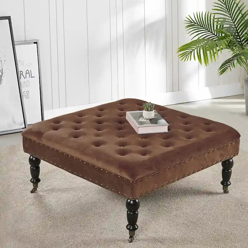 Ottoman de table basse capitonné avec garniture cloutée et roulettes