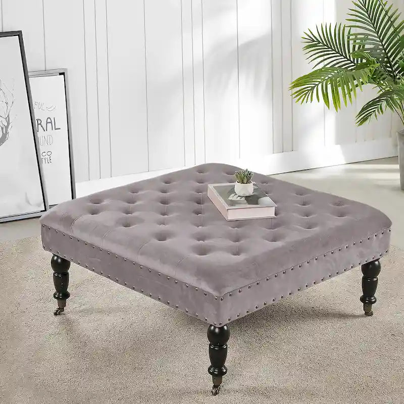 Ottoman de table basse capitonné avec garniture cloutée et roulettes