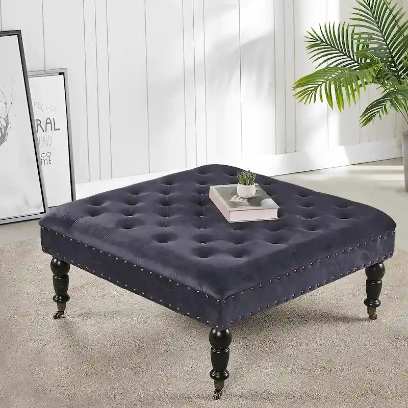 Ottoman de table basse capitonné avec garniture cloutée et roulettes