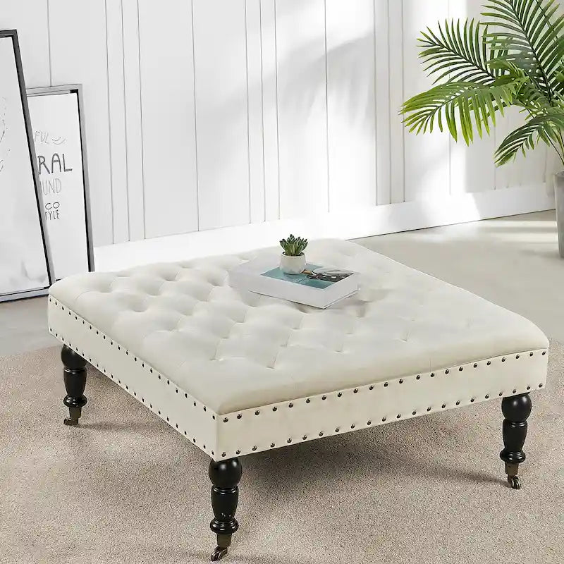 Ottoman de table basse capitonné avec garniture cloutée et roulettes