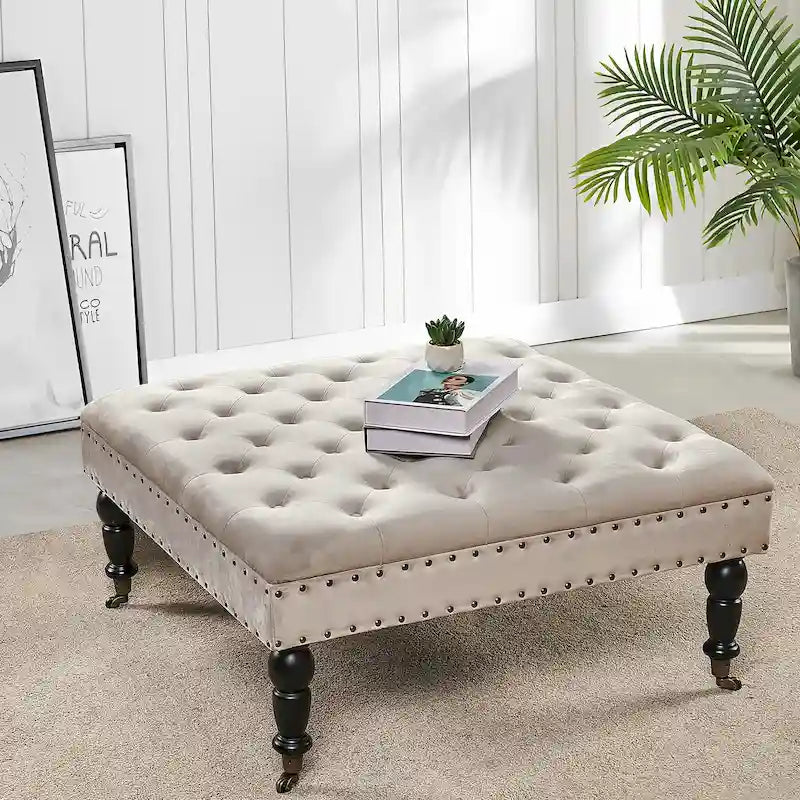 Ottoman de table basse capitonné avec garniture cloutée et roulettes