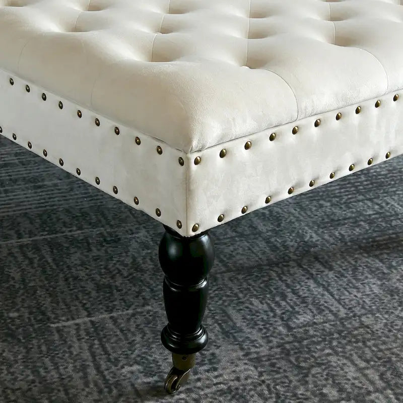 Ottoman de table basse capitonné avec garniture cloutée et roulettes