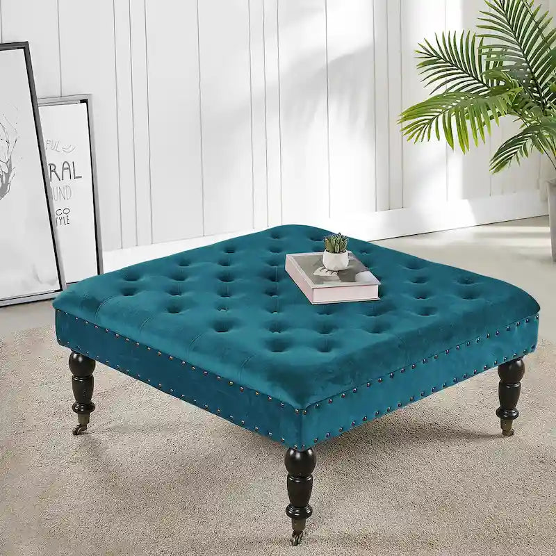 Ottoman de table basse capitonné avec garniture cloutée et roulettes