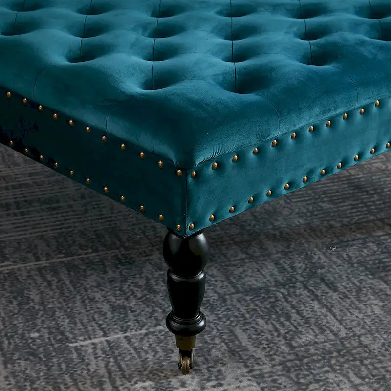 Ottoman de table basse capitonné avec garniture cloutée et roulettes