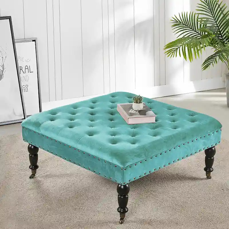 Ottoman de table basse capitonné avec garniture cloutée et roulettes