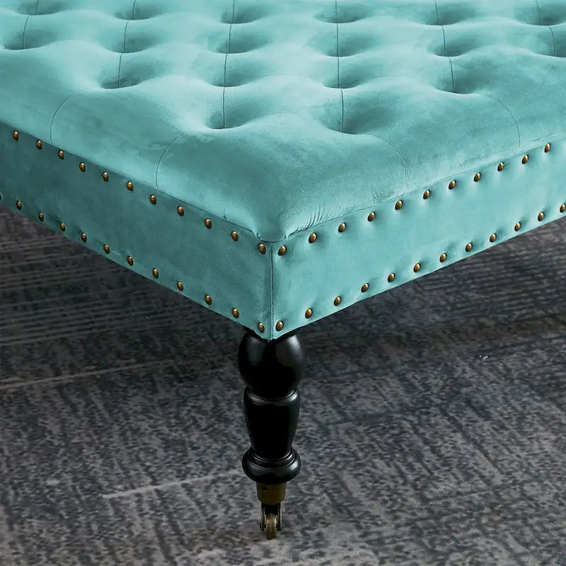 Ottoman de table basse capitonné avec garniture cloutée et roulettes
