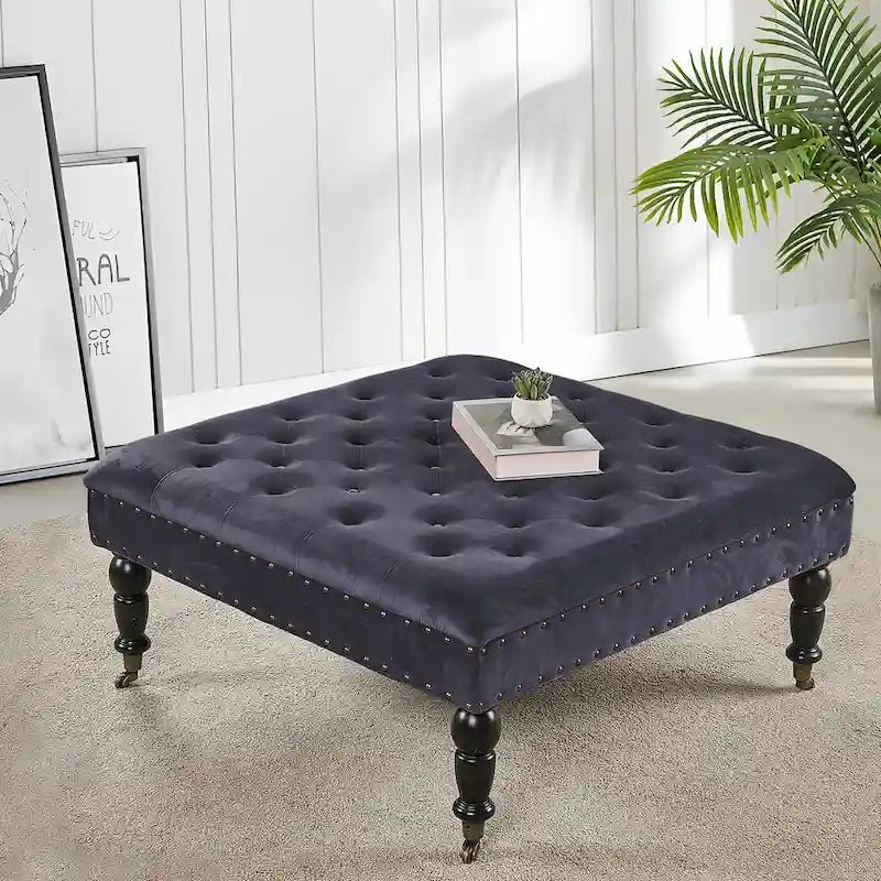 Ottoman de table basse capitonné avec garniture cloutée et roulettes