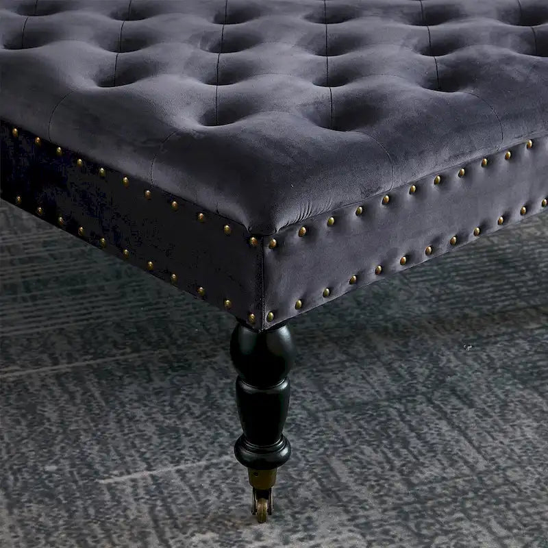 Ottoman de table basse capitonné avec garniture cloutée et roulettes