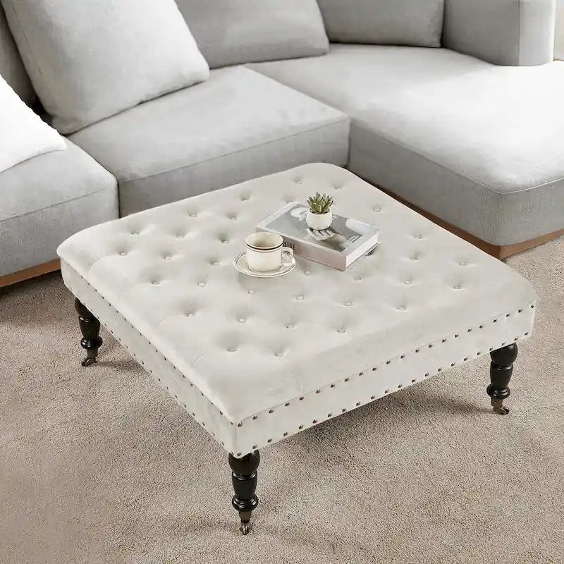 Ottoman de table basse capitonné avec garniture cloutée et roulettes
