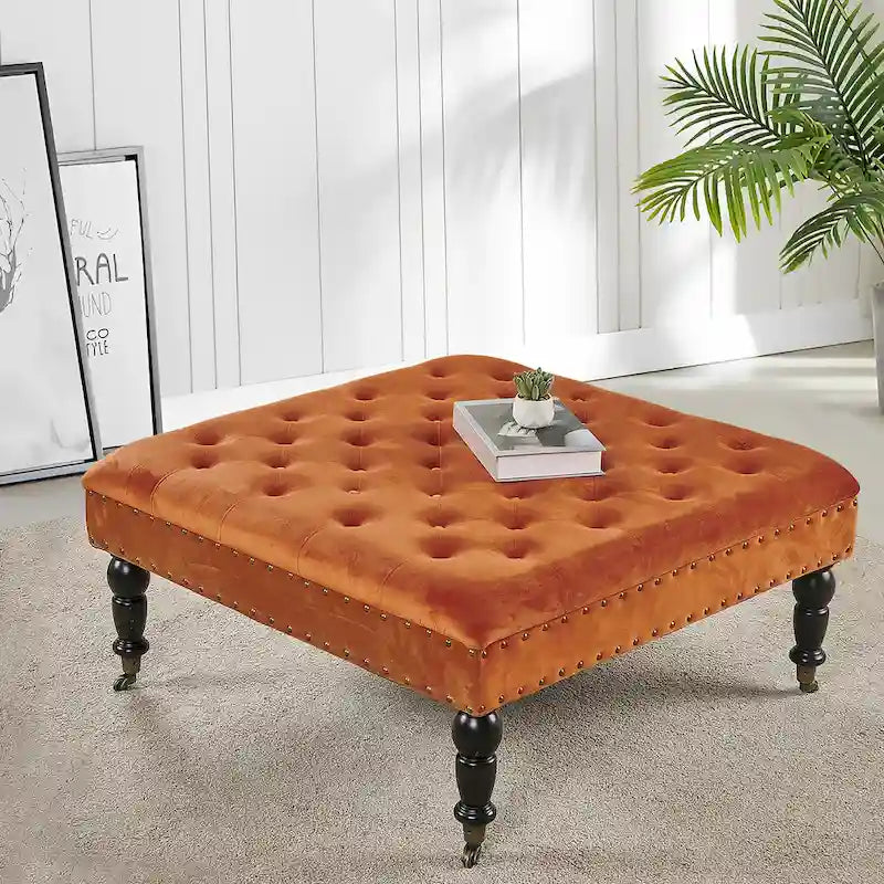 Ottoman de table basse capitonné avec garniture cloutée et roulettes