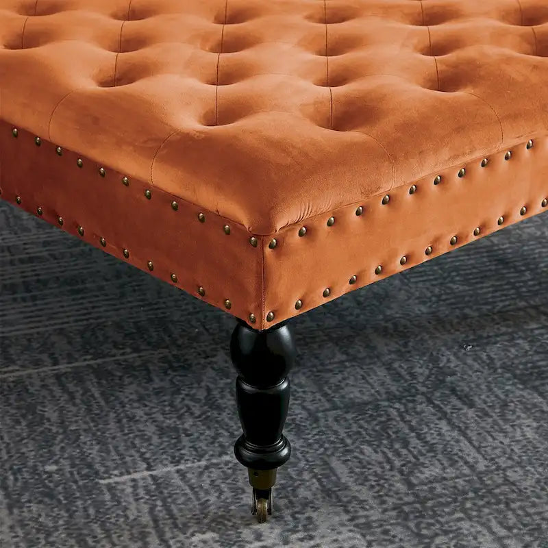 Ottoman de table basse capitonné avec garniture cloutée et roulettes