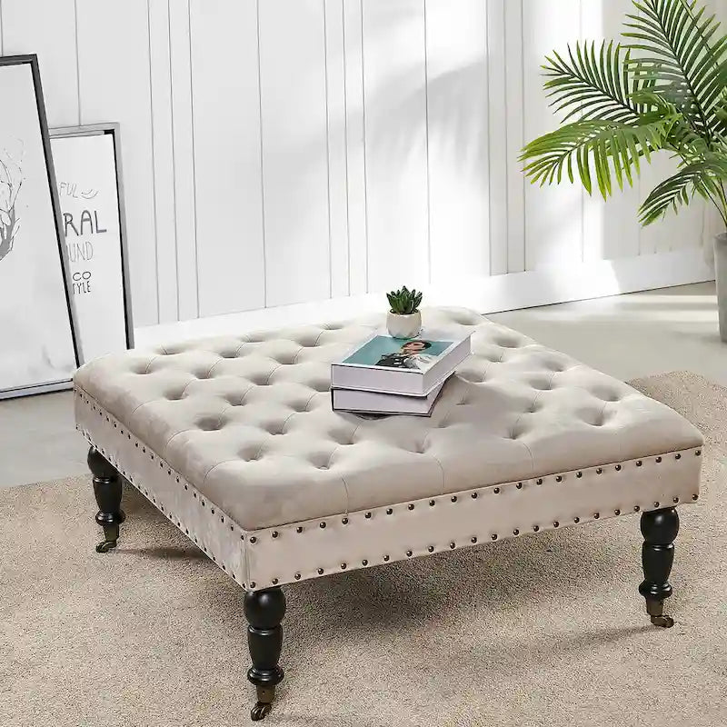 Ottoman de table basse capitonné avec garniture cloutée et roulettes