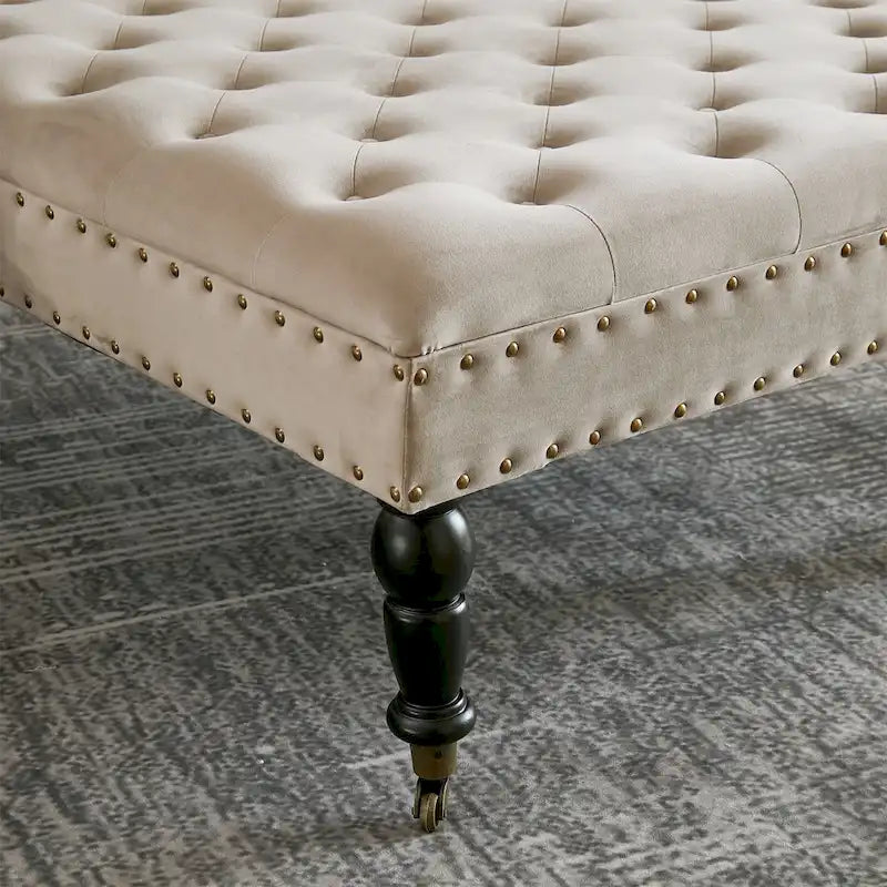 Ottoman de table basse capitonné avec garniture cloutée et roulettes