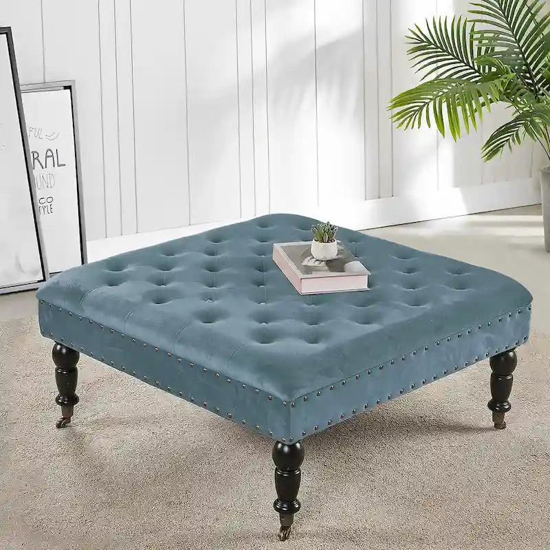 Ottoman de table basse capitonné avec garniture cloutée et roulettes