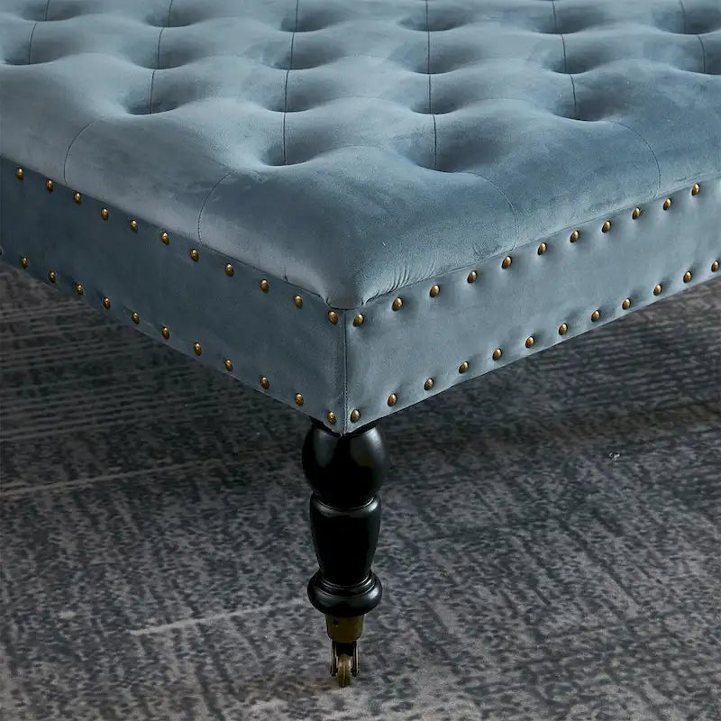 Ottoman de table basse capitonné avec garniture cloutée et roulettes