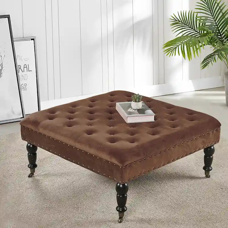 Ottoman de table basse capitonné avec garniture cloutée et roulettes